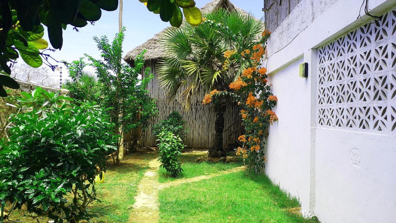 Diani Hostel Diani Beach Buitenkant foto